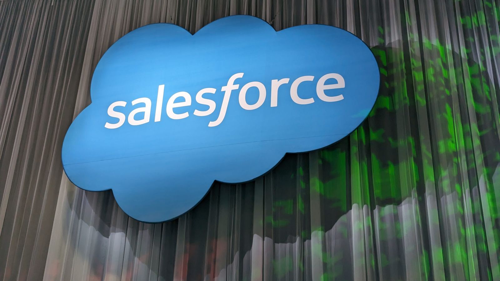 Agenti AI: Salesforce taglia 4.000 ruoli